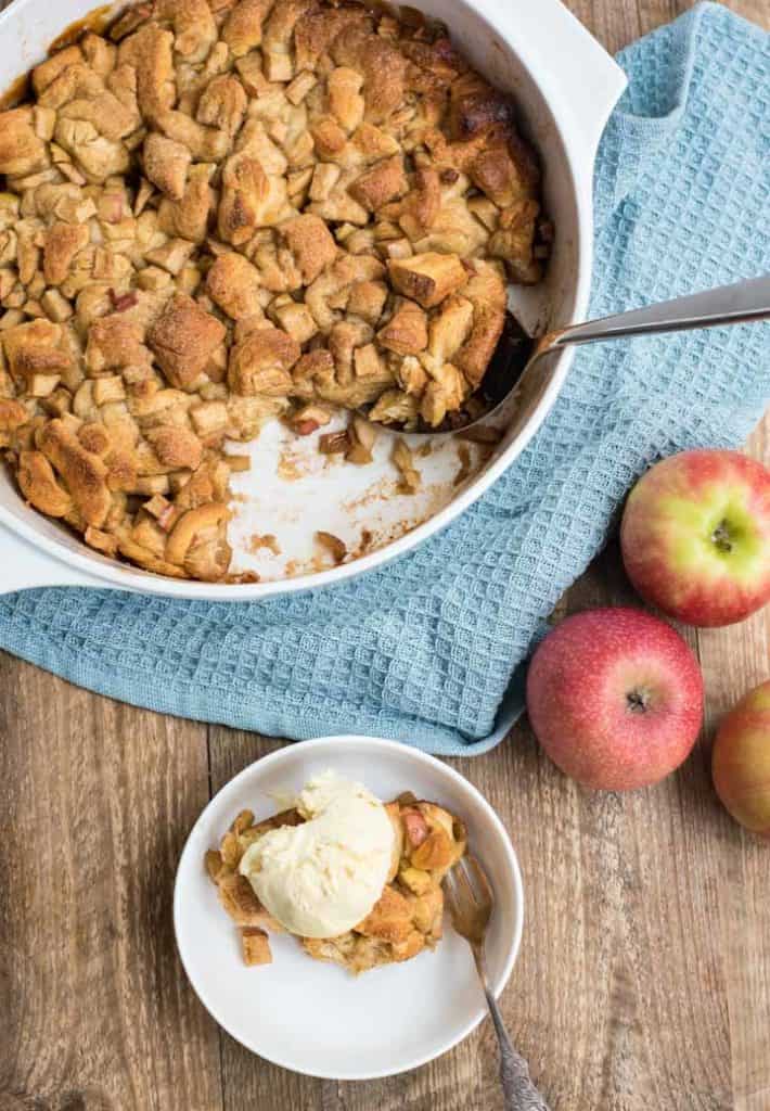 Weiße Auflaufform mit Zupfbrot und Servierlöffel, daneben ine Portion ein weißer Schüssel mit Eis