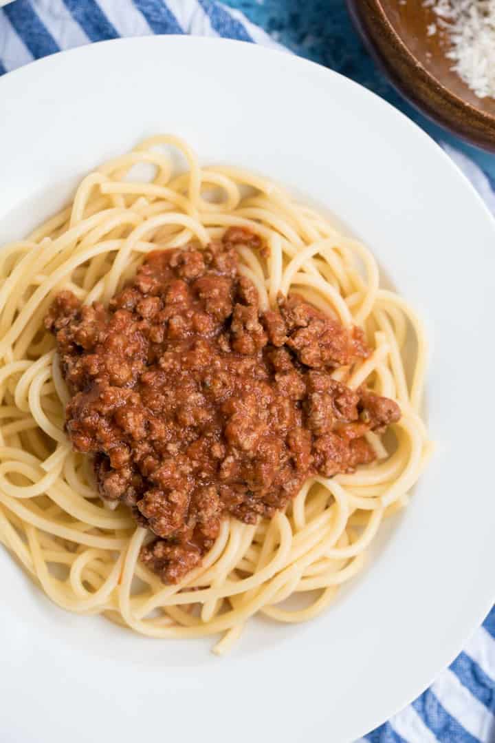 Spagetti Bolognese auf einem weißen Teller, von oben fotografiert