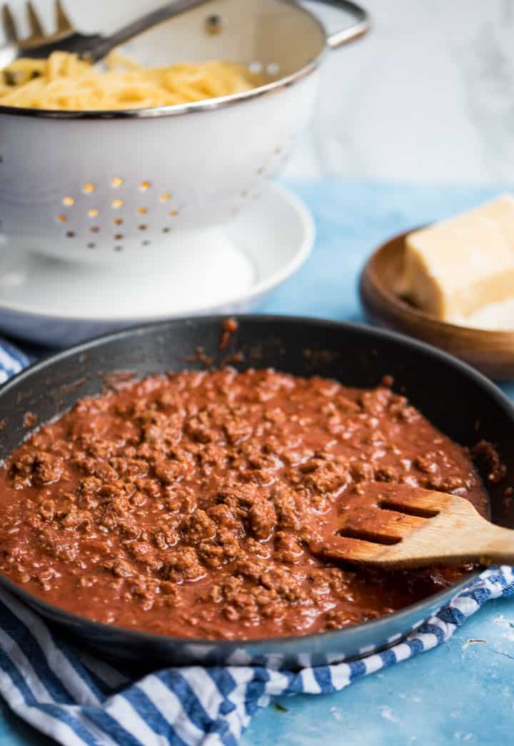 Bolognese Sauce in einer Pfanne mit Holzlöffel