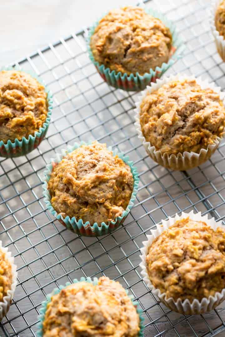 Muffins von oben fotografiert auf einem Backgitter