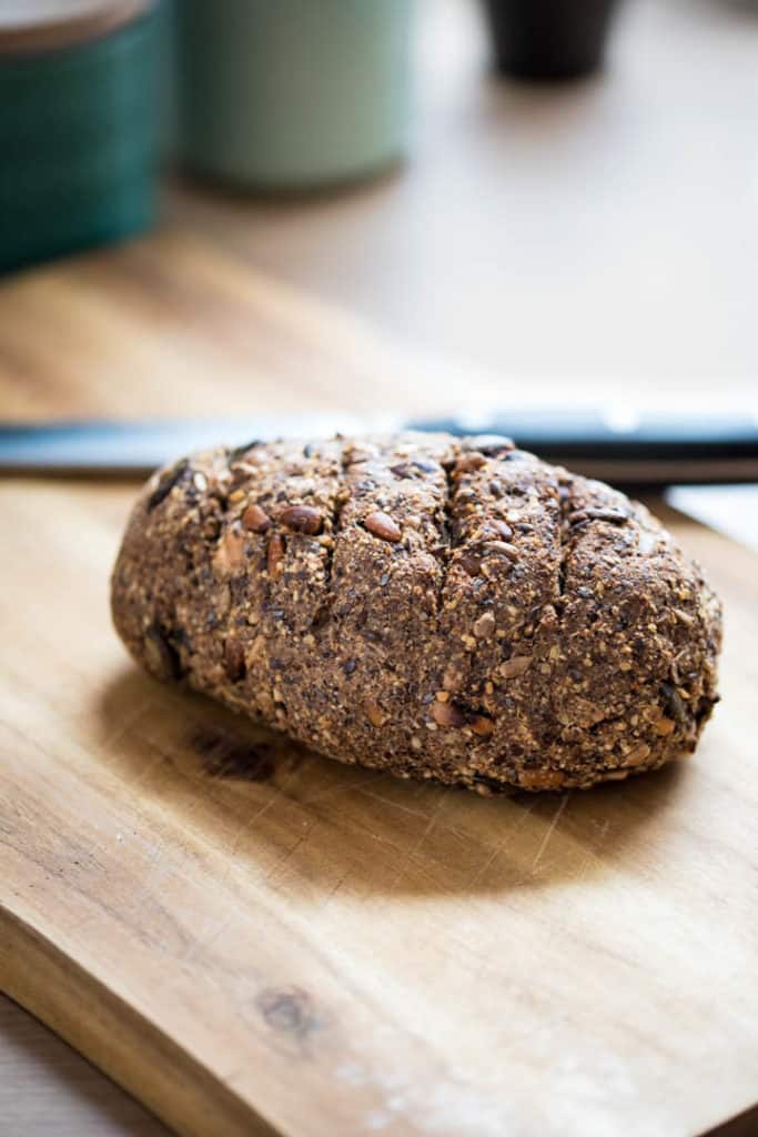 Low Carb Brot im  Ganzen, schräg seitlich fotografiert