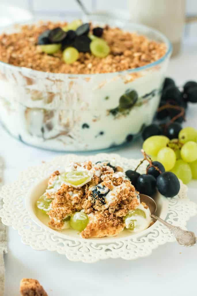 Weintrauben Trifle auf einem weißen Teller mit Blumenrand