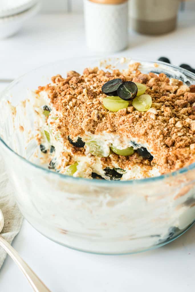 Schichtdessert in einer Glasschale mit Einblick