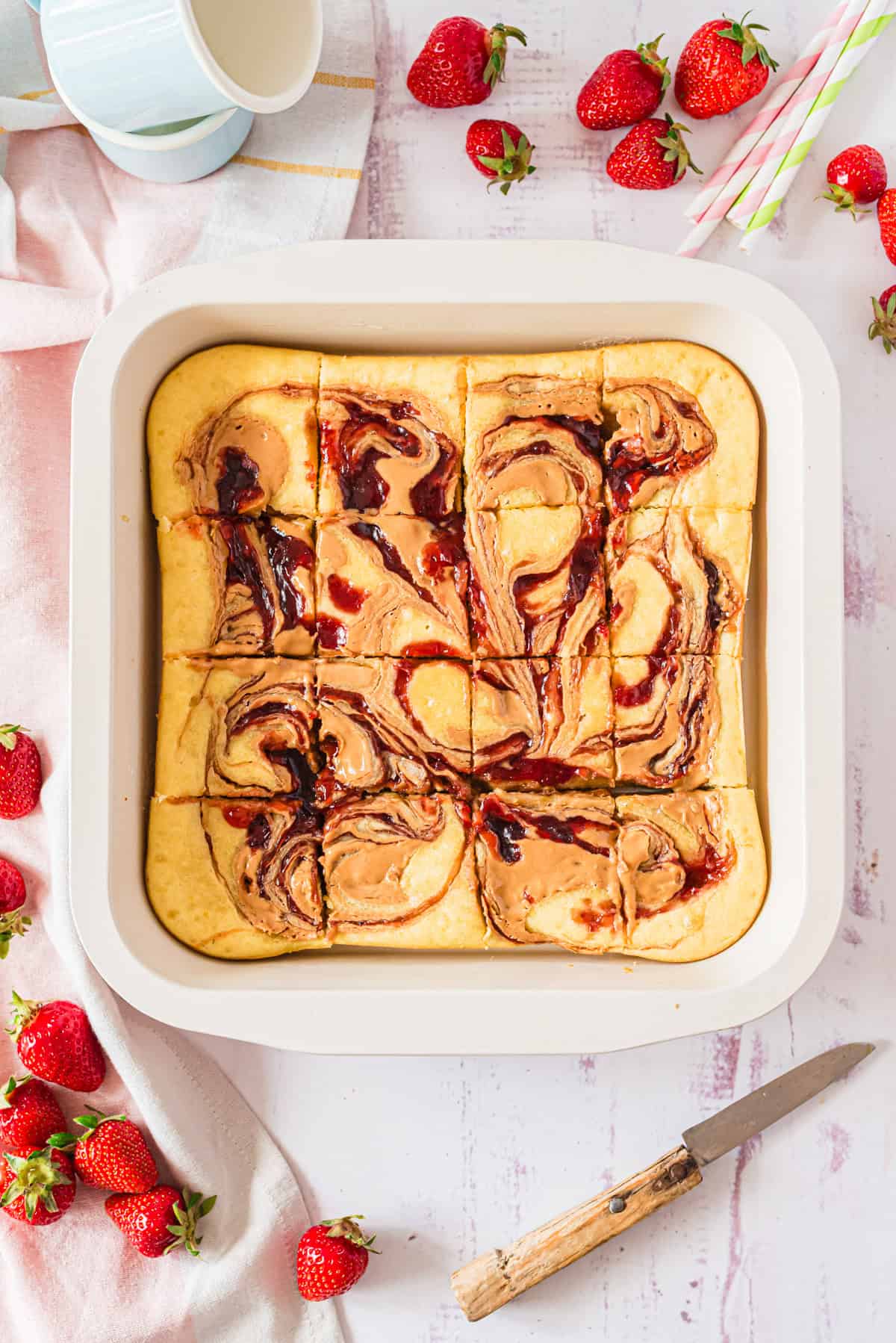 Ofenpfannkuchen in weißer Brownieform geschnitten von oben