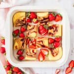 Ofenpfannkuchen mit Erdbeeeren und Erdnussbutter in weißer Brownieform von oben