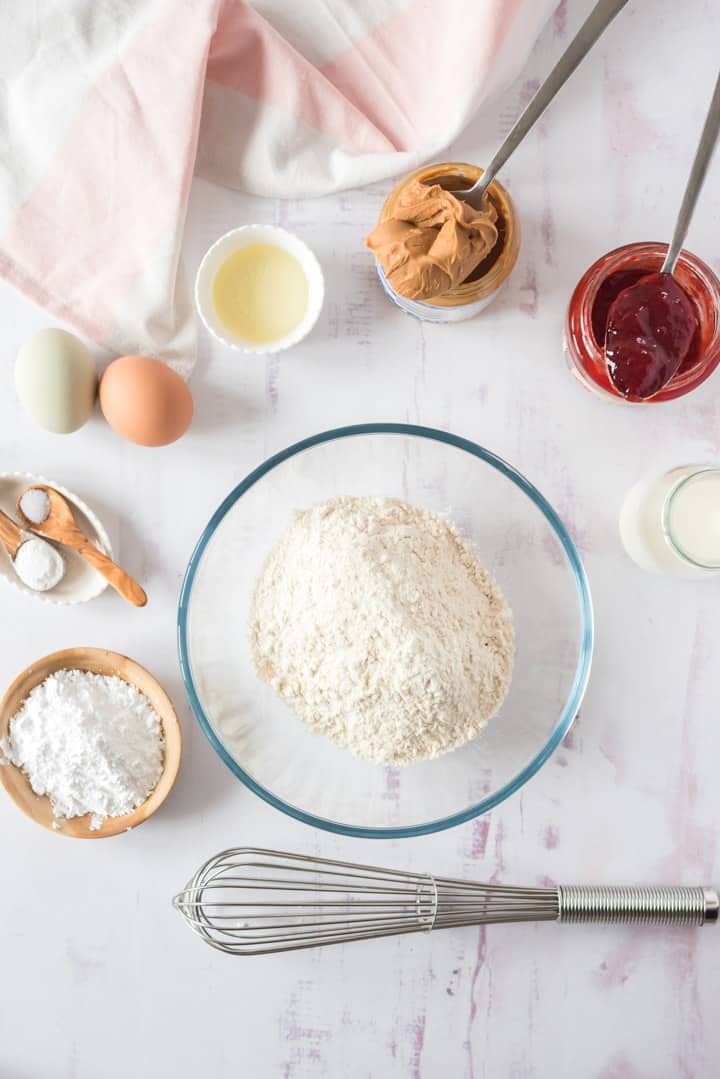 Zutaten für den Ofenpfannkuchen von oben fotografiert