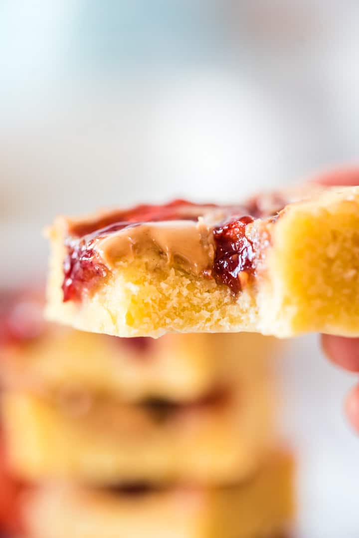 Ein Stück Ofenpfannkuchen abgebissen in der Hand