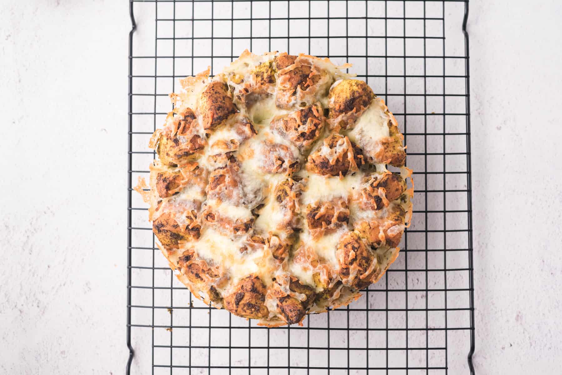 Monkeybread auf einem Auskühlgitter von oben fotografiert