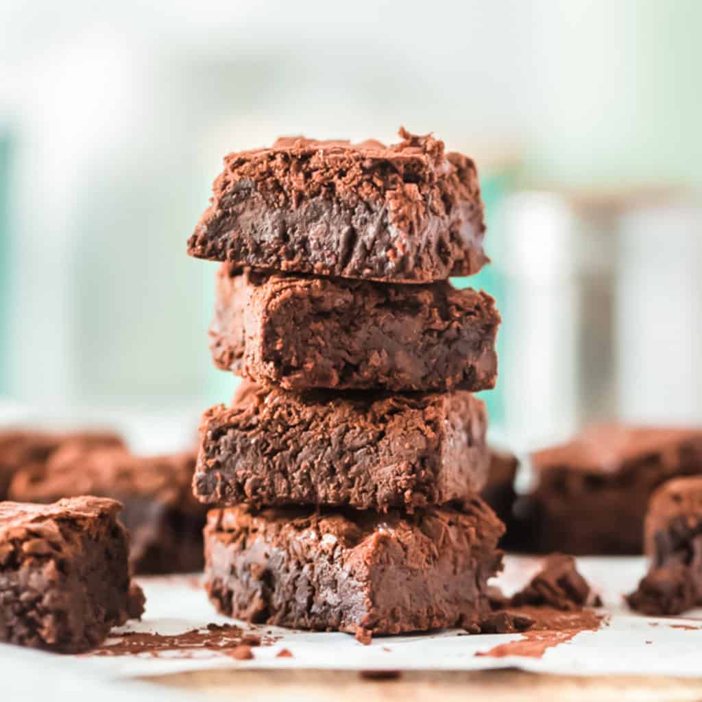 Brownies gestapelt auf einem Teller