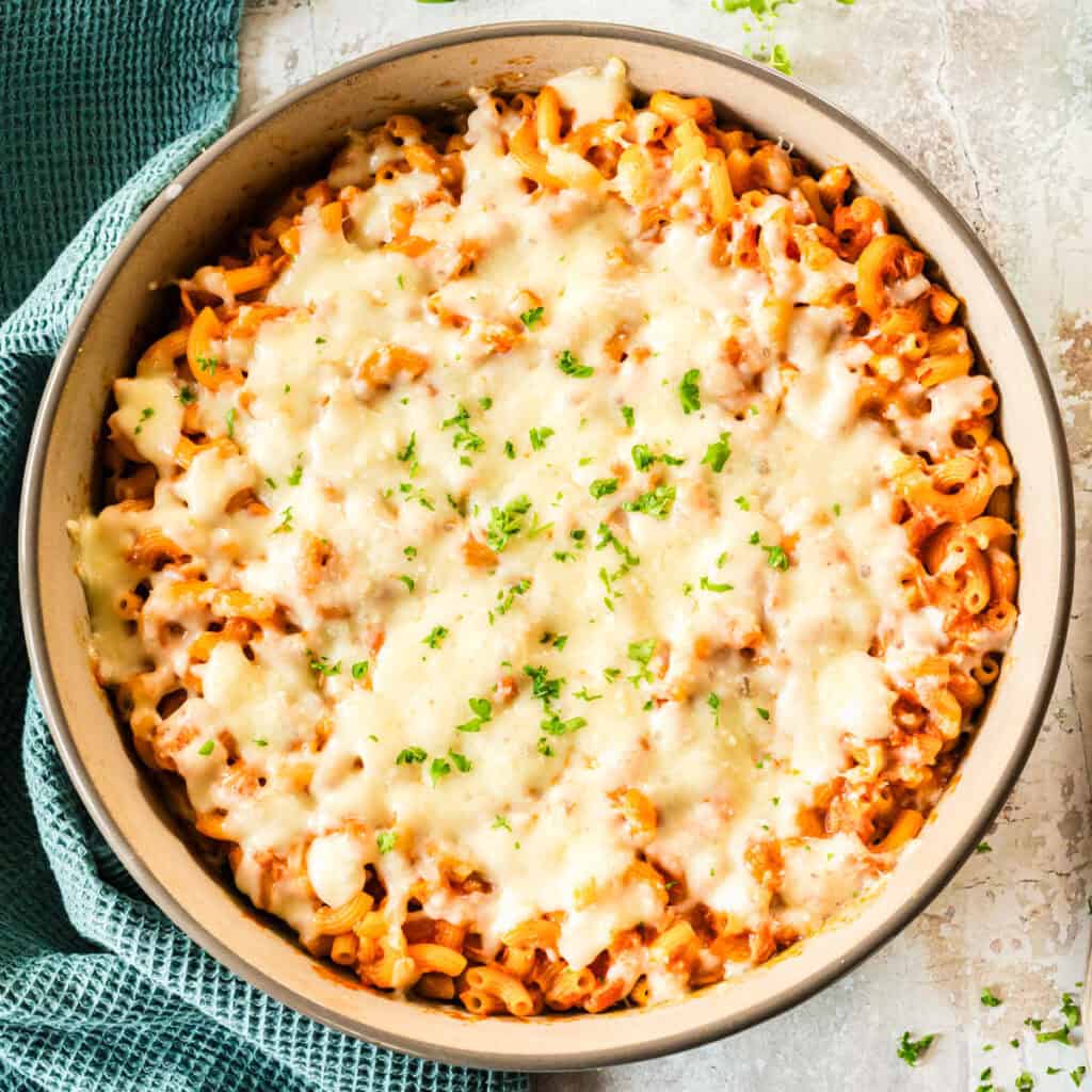 Nudelauflauf mit Thunfisch und Mozzarella in runder Auflaufform von oben