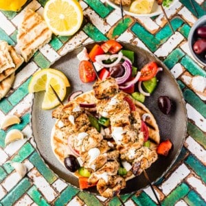 Souvlaki auf Pita mit griechischem Salat