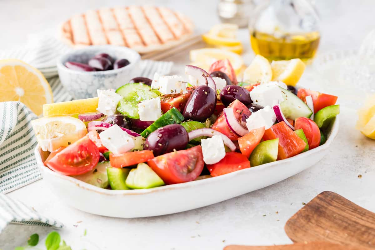 Griechischer Salat in weißer länglicher Schale