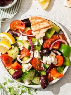 Griechischer Salat auf weißem Teller von oben
