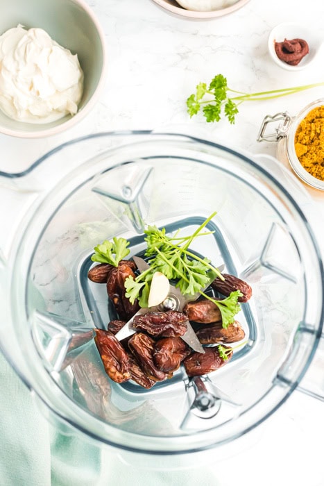 Datteln, Petersilie und Knoblauch im Mixer, vojn oben
