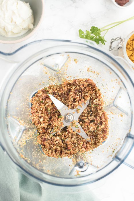 Datteln, Petersilie und Knoblauch gemixt im Mixer, von oben