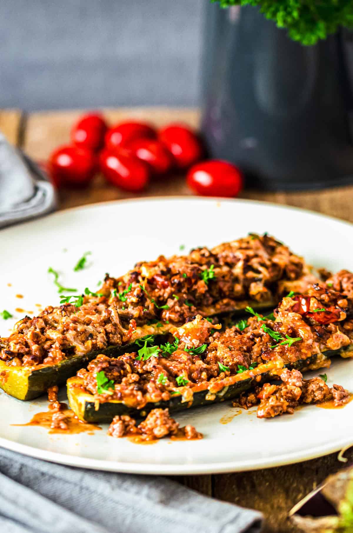 zwei halbe gefüllte Zucchini auf einem weißen Teller