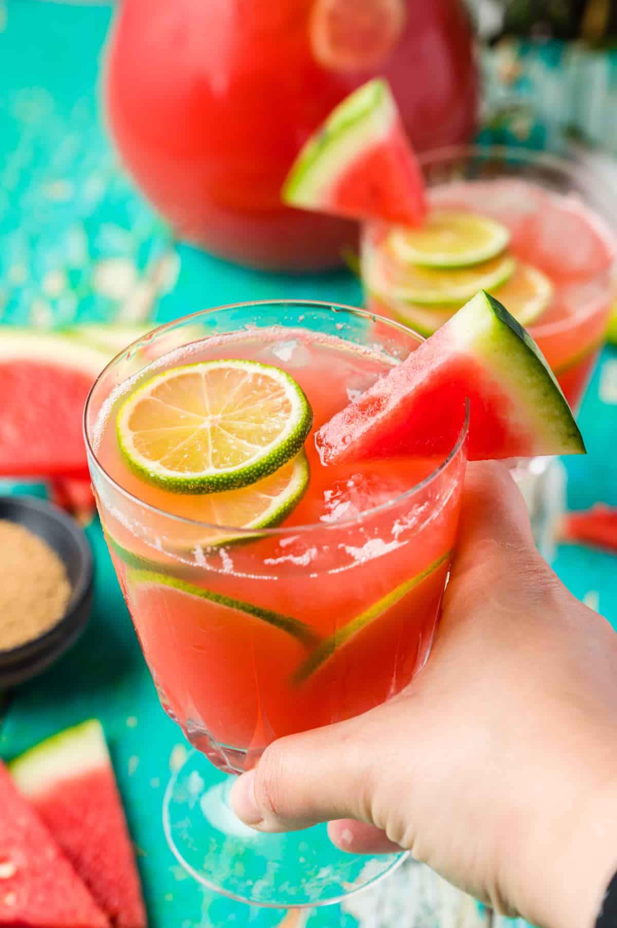 Hand mit Wassermelonen-Gin-Cocktail