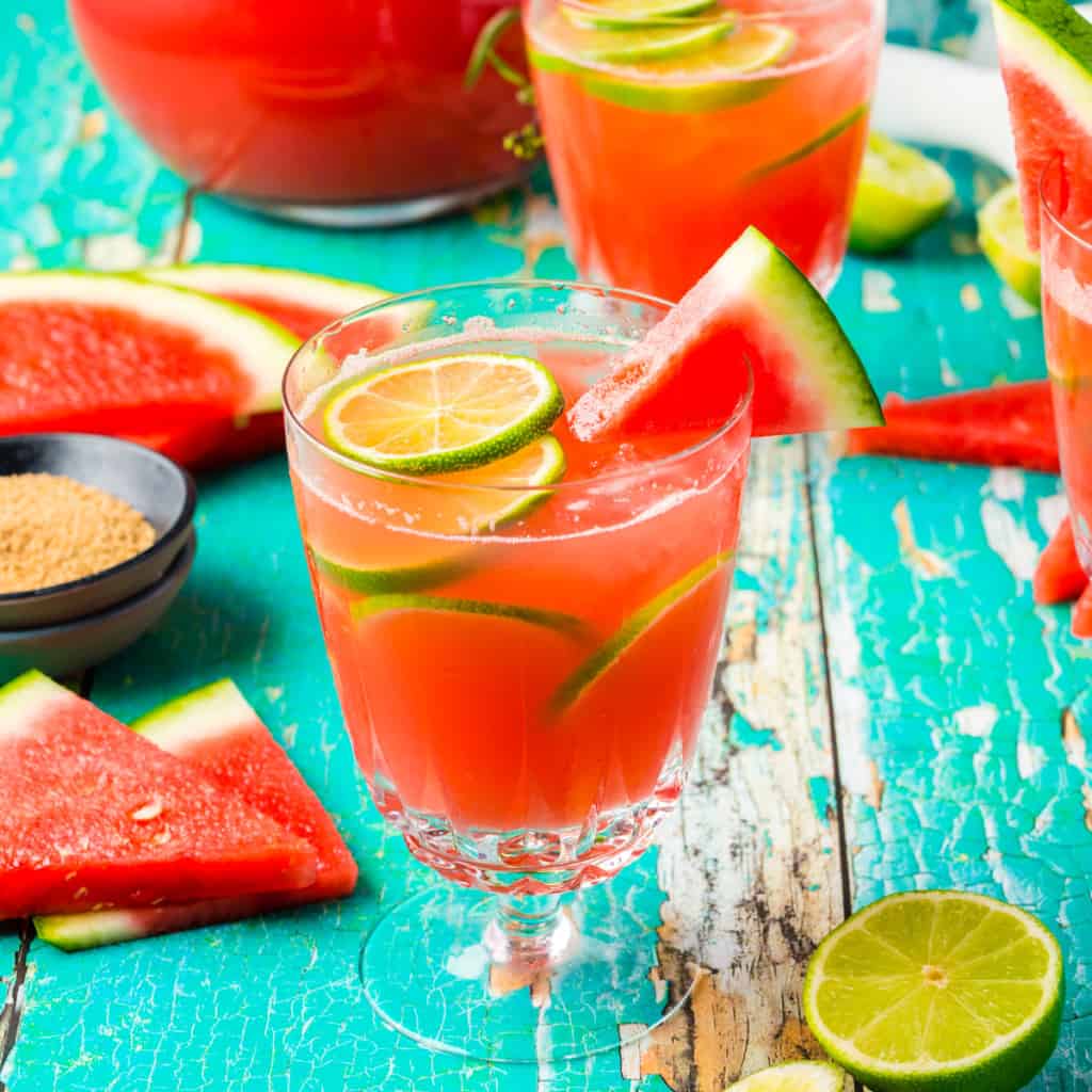 Wassermelonen-Gin-Cocktail im Glas mit Limetten-Deko