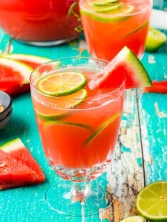 Wassermelonen-Gin-Cocktail im Glas mit Limetten-Deko