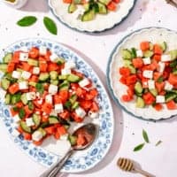 Wassermelonensalat auf ovaler Platte und auf 2 Tellern, von oben