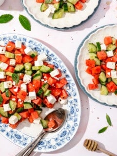 Wassermelonensalat auf ovaler Platte und auf 2 Tellern, von oben