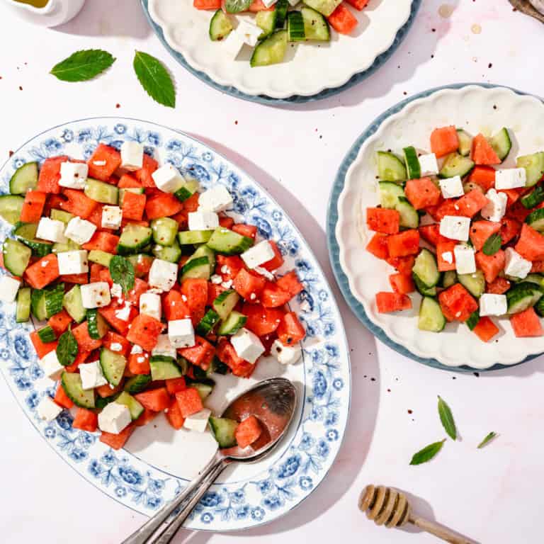 Erfrischender Wassermelonensalat mit Gurke und veganem Feta