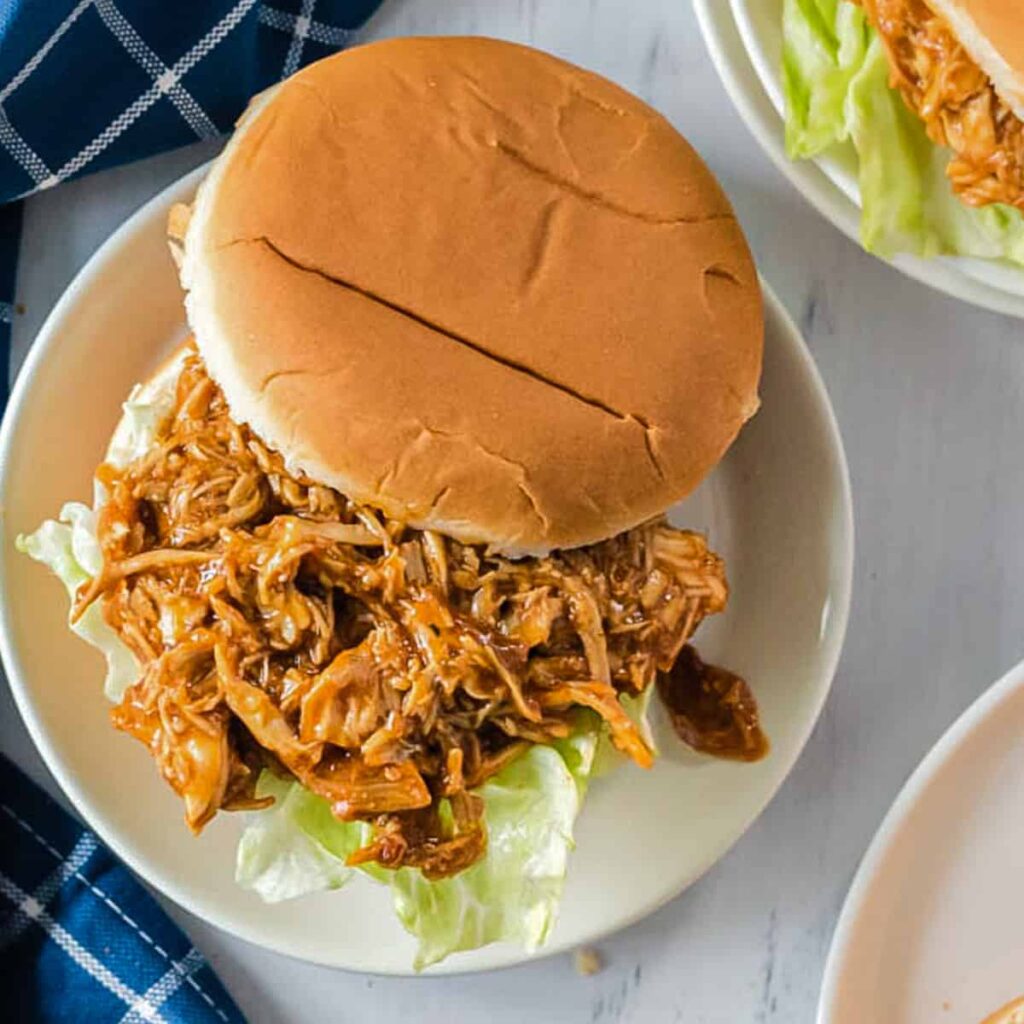 Pulled Chicken auf Burger Brötchen von oben