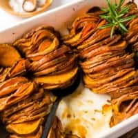 gebackene Süßkartoffeln in weißer Auflaufform