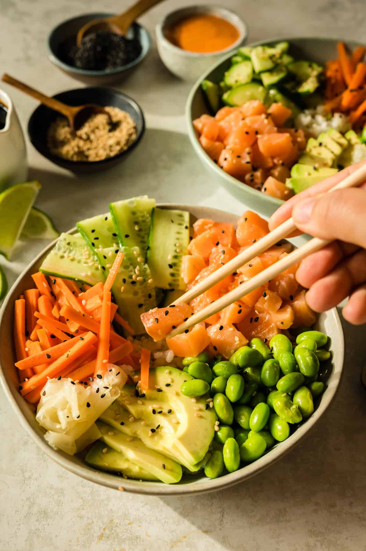 Stäbchen mit Lachs über sushi bowl