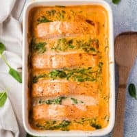 Lachs-Sahne-Gratin in einer weißen Auflaufform von oben