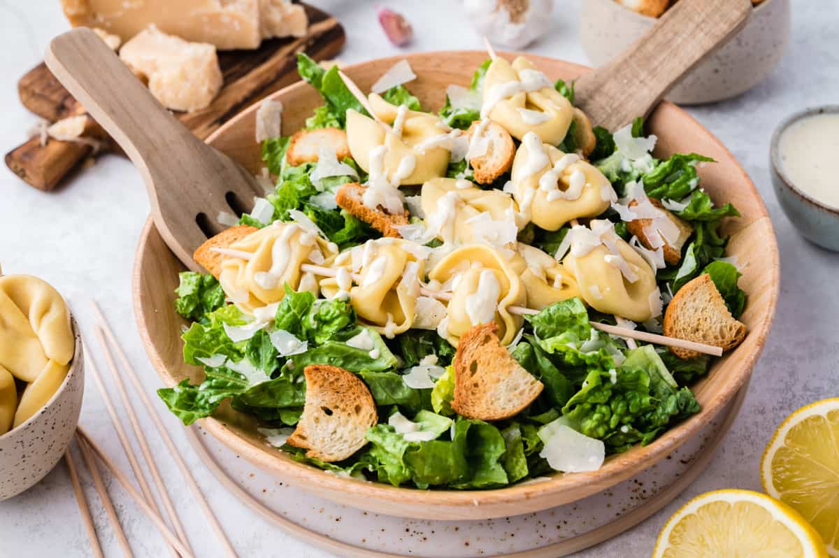 Caesar Salad mit Tortellini Spießen
