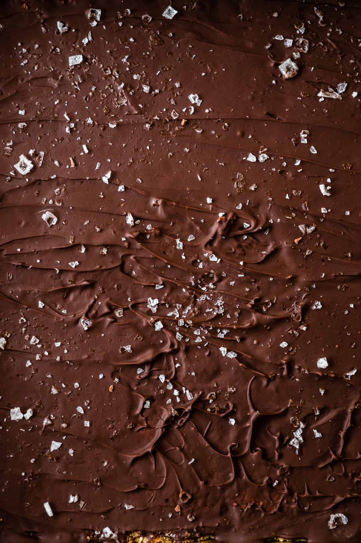 Schokolade mit Salzflocken in Nahaufnahme