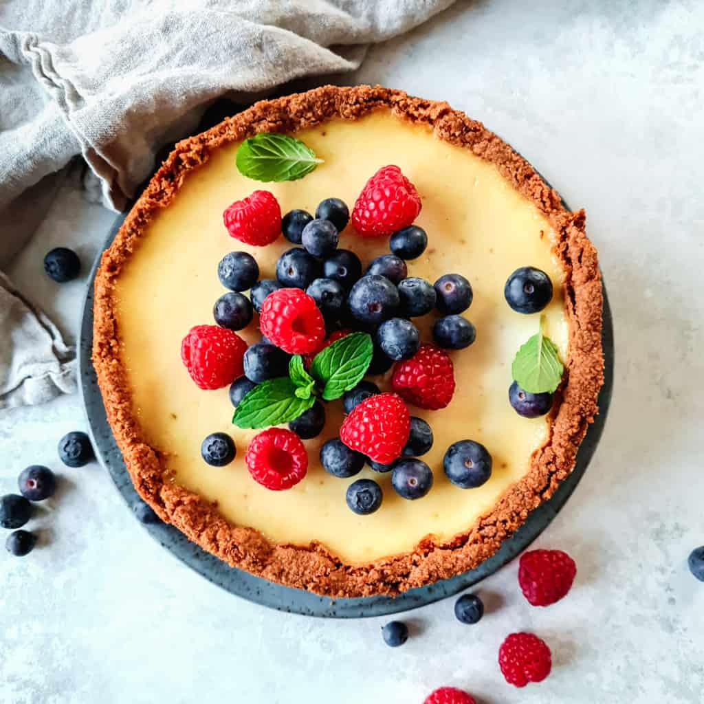 Cheesecake mit Beeren von oben