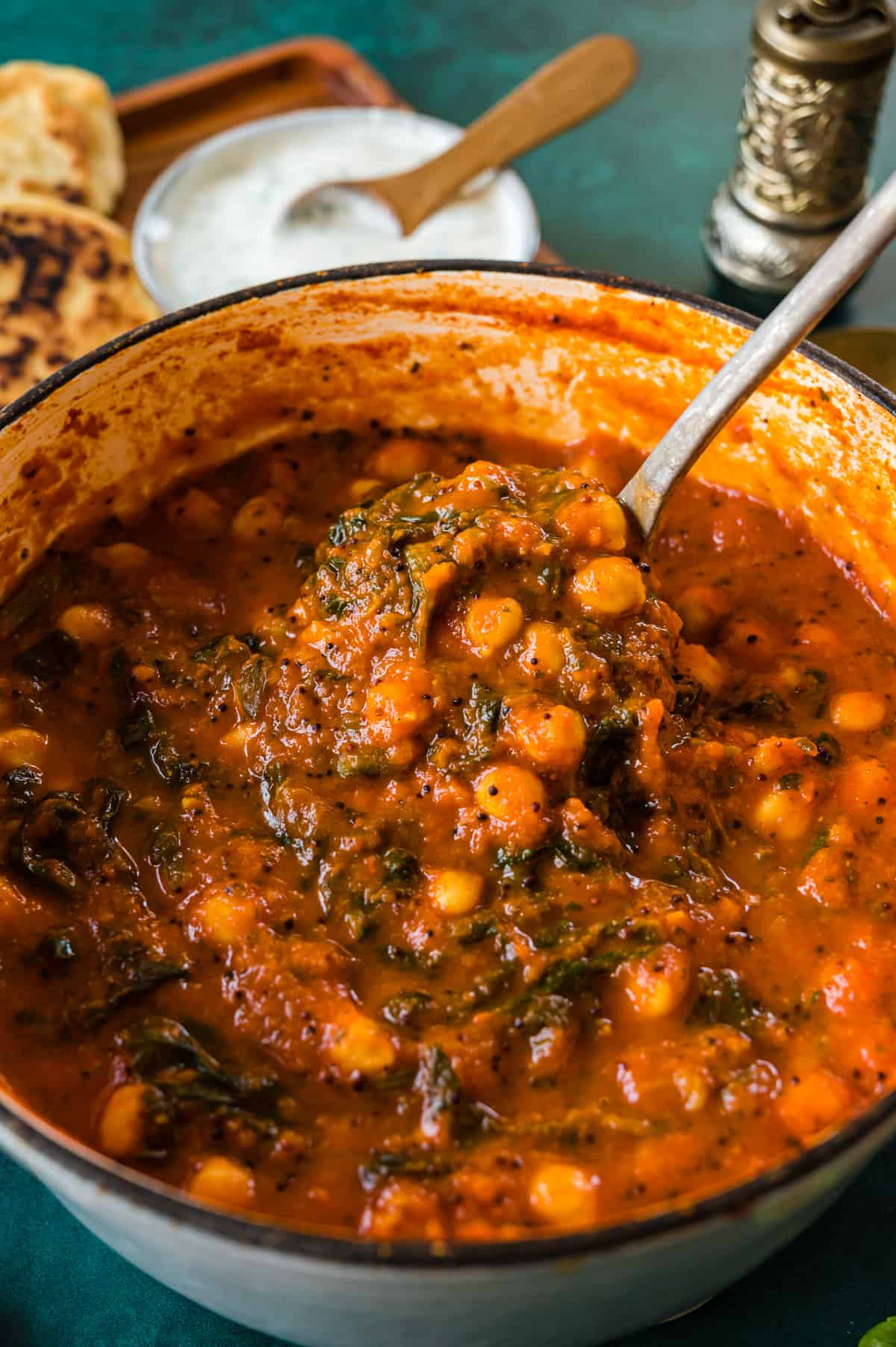 Kichererbsen Curry mit Spinat in Suppenkelle