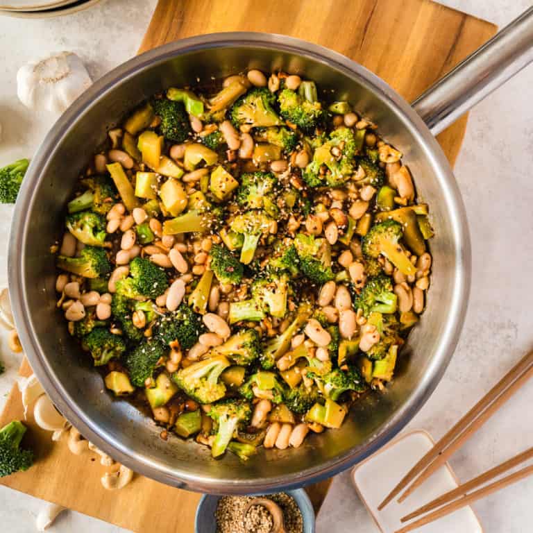 Einfaches One Pot Gericht: Brokkoli-Pfanne mit Sojasauce und Knoblauch – vegan
