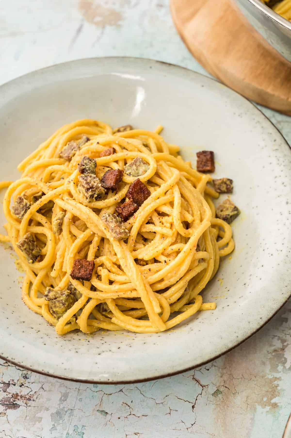 Spagetti Carbonara in grauer Pastaschale