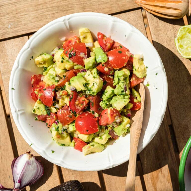Frischer Tomaten-Avocado-Salat – vegan und kalorienarm