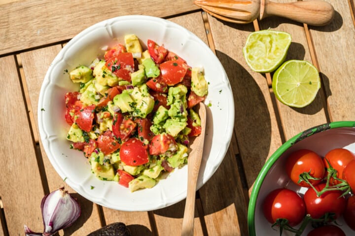 Frischer Tomaten-Avocado-Salat