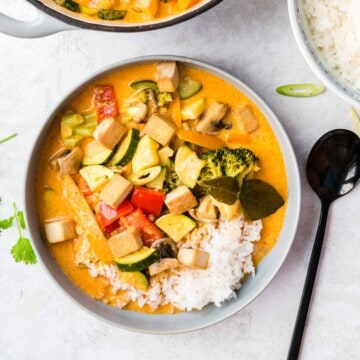 Rotes Thai Curry mit Tofu und Reis in grauer Schale von oben