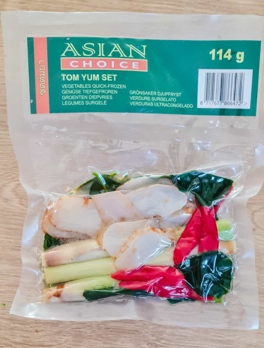Paket aus dem Asia Laden mit Gemüse für Tom Yam