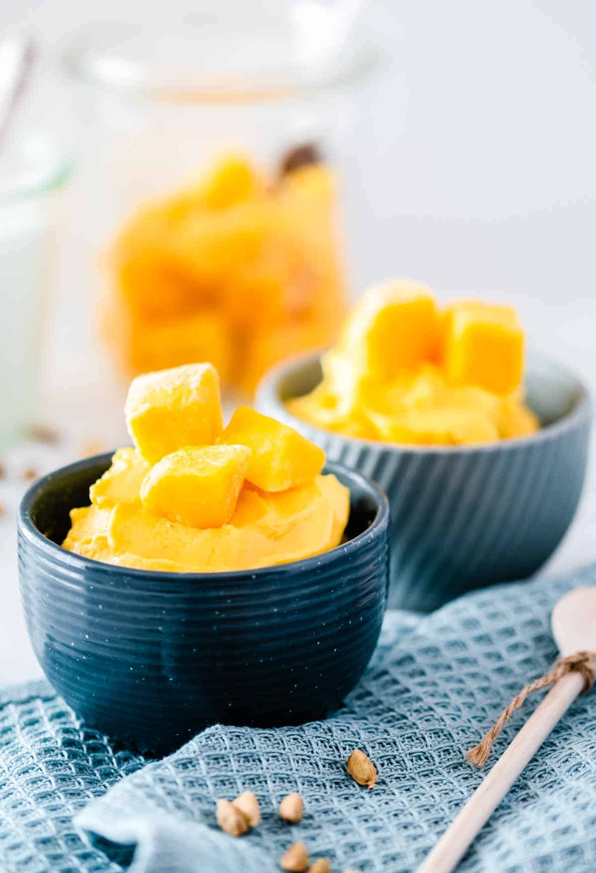 Mango Lassi Frozen Joghurt in blauen Schüsseln