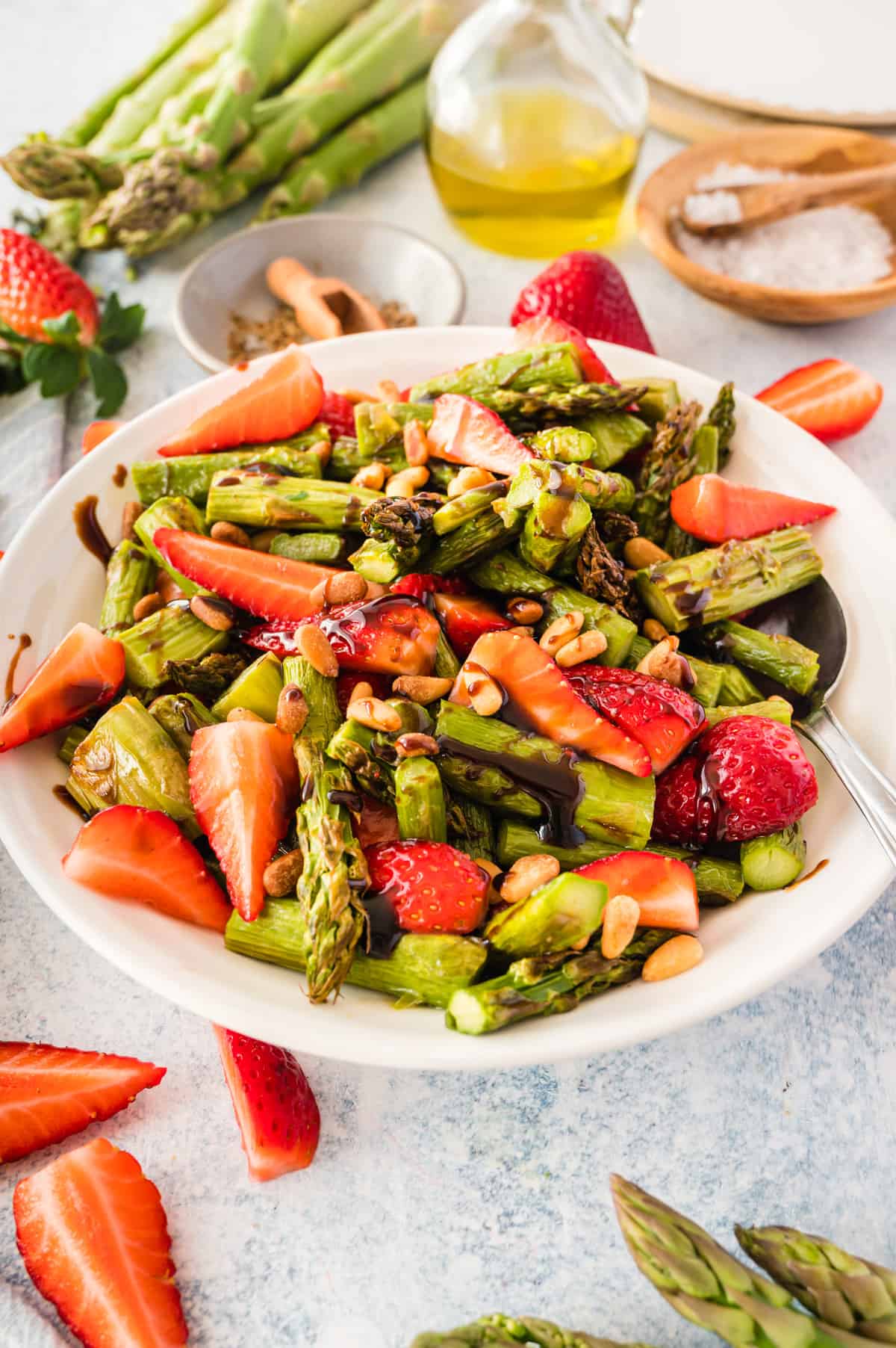 Spargelsalat mit Erdbeeren in weißer Schüssel