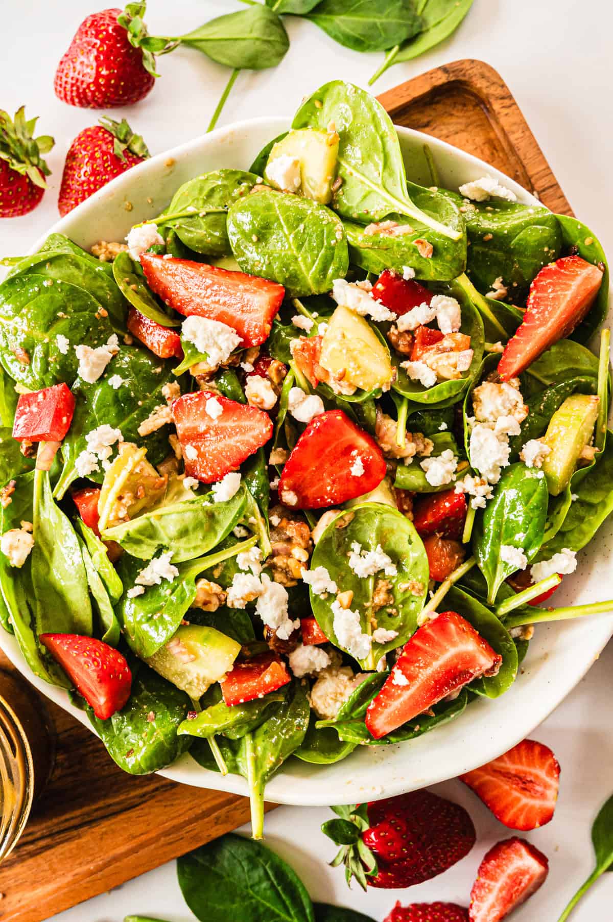 Spinatsalat mit Erdbeeren und Feta in einer weißen Schale von oben