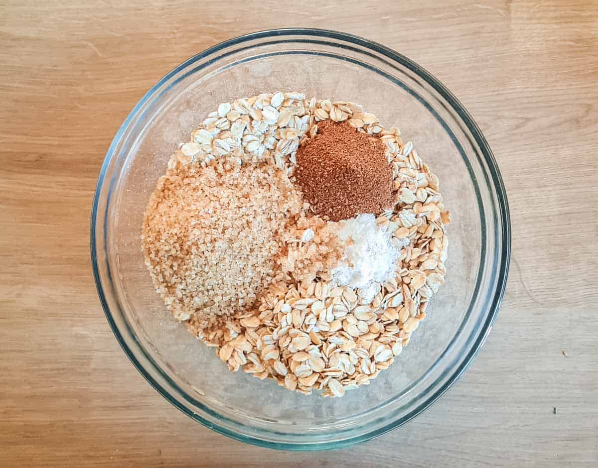 Trockene Zutaten für Baked Oats in einer Glasschüssel