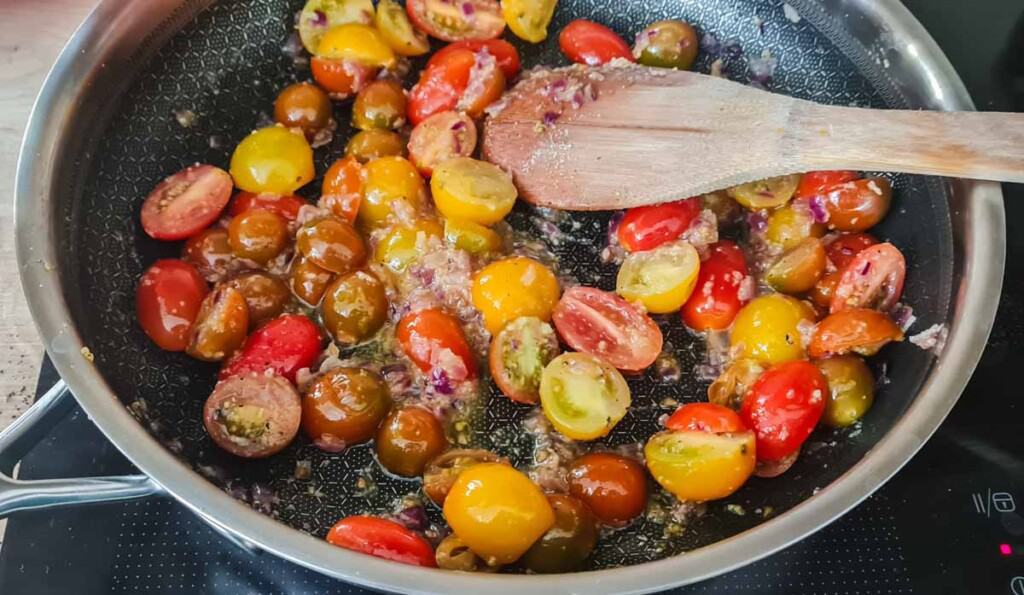 Spaghettikürbis mit Tomaten und Feta - Eine Prise Lecker
