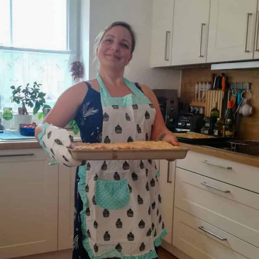 Marsha von Eine Prise Lecker in ihrer Küche mit einem Kuchenblech