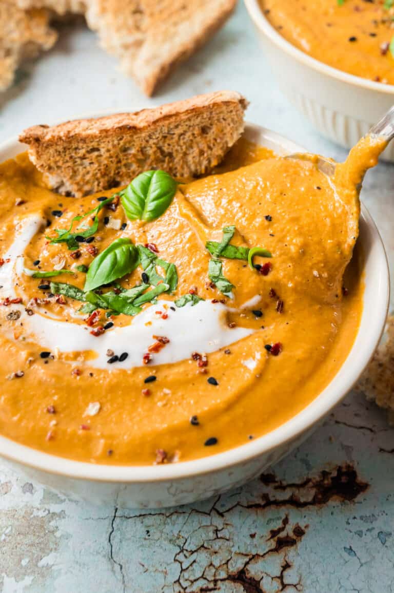 Cremige Gemüsesuppe mit gebackenem Gemüse - Eine Prise Lecker