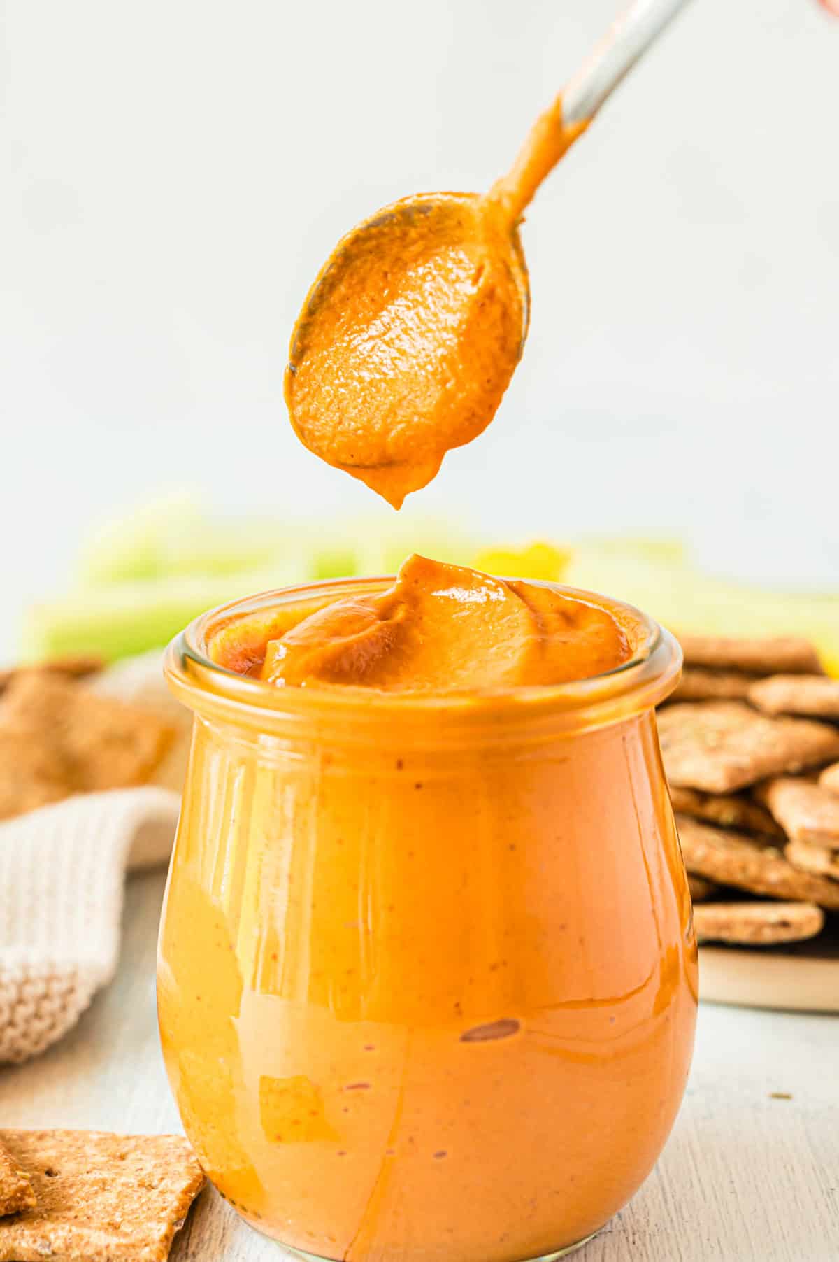 Tomatendip in Glas mit Löffel darüber