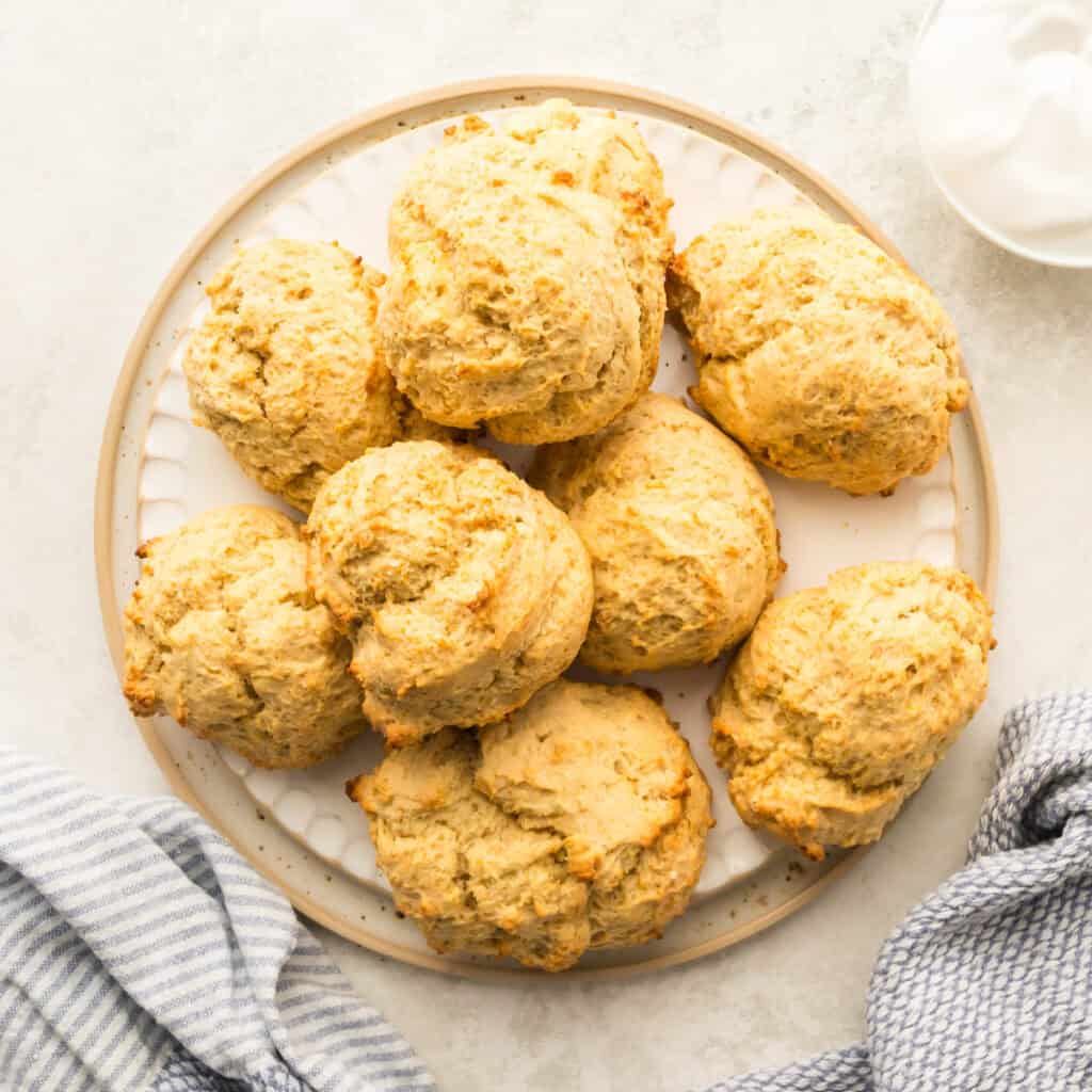 Vegane Scones auf weißen Teller gestapelt, von oben