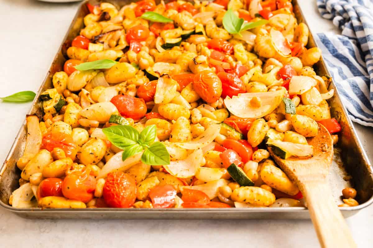 gebackene Gnocchi und Gemüse auf Backblech mit Holzlöffel